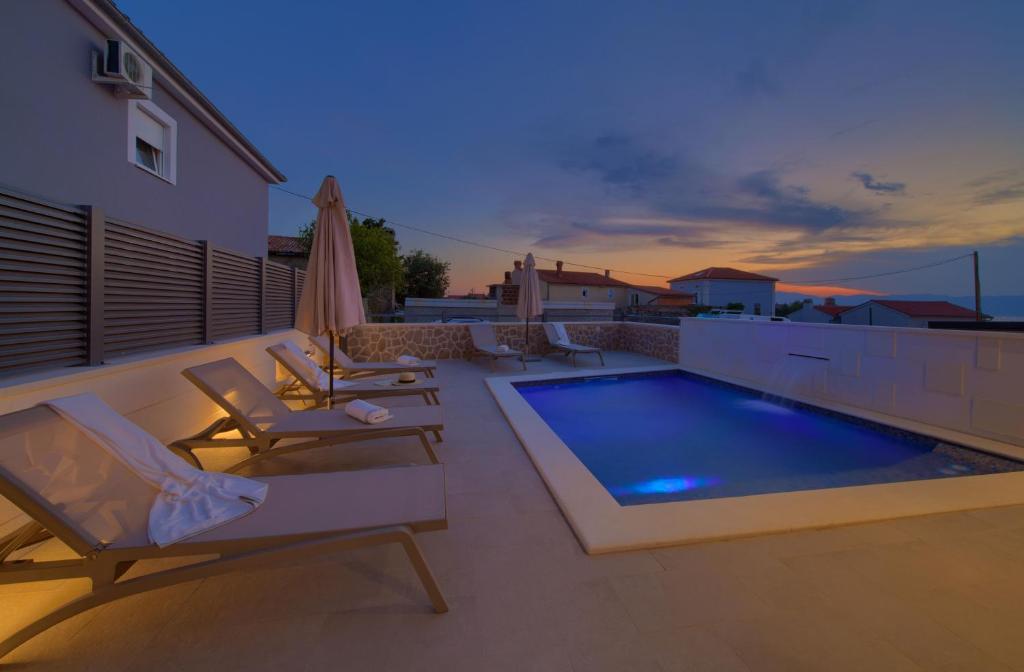 Basen w obiekcie Villa QUARNARO with heated pool lub w pobliżu