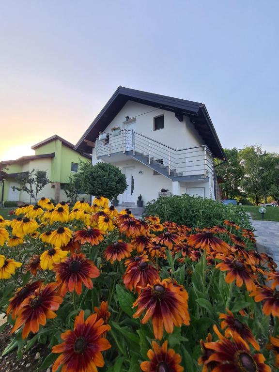 un edificio con un ramo de flores delante de él en Orhidea, en Bihać