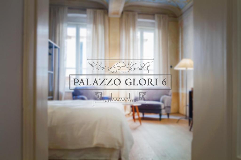 ein Hotelzimmer mit einem Bett und einem Schild, das Palaja Gladiator liest in der Unterkunft Palazzo Glori 6 in Cremona