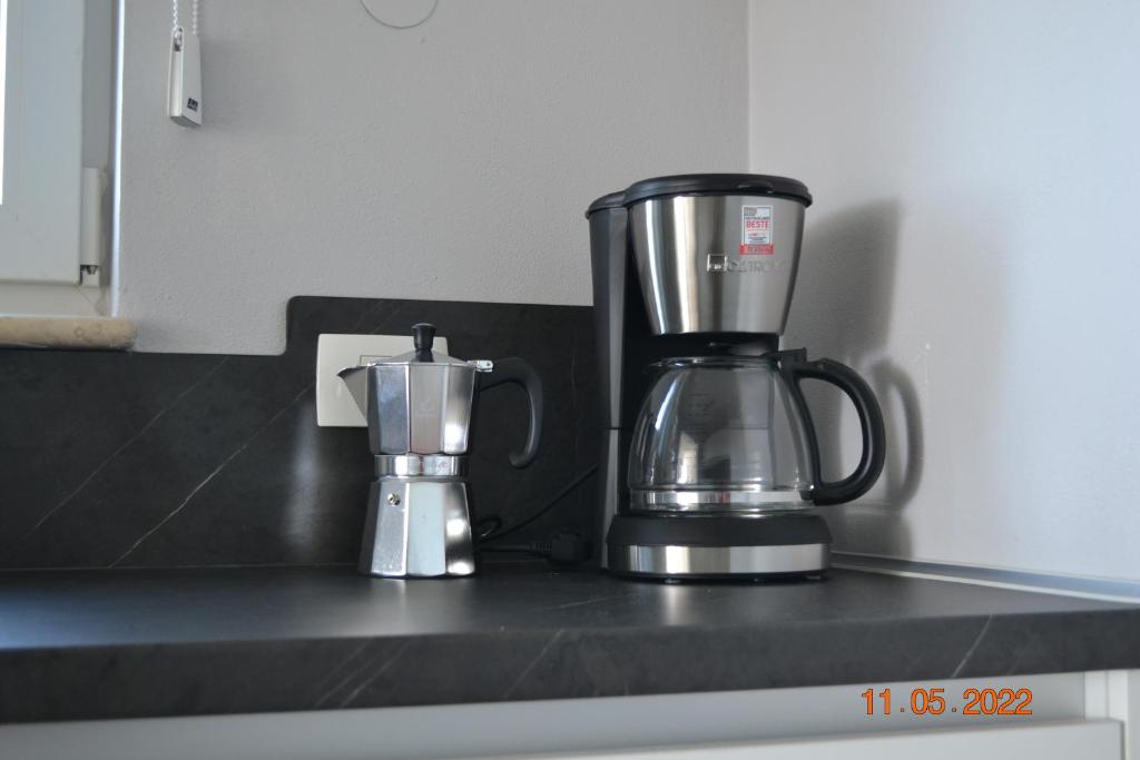 Příslušenství pro přípravu čaje a kávy v ubytování Ocean View Apartements Murine