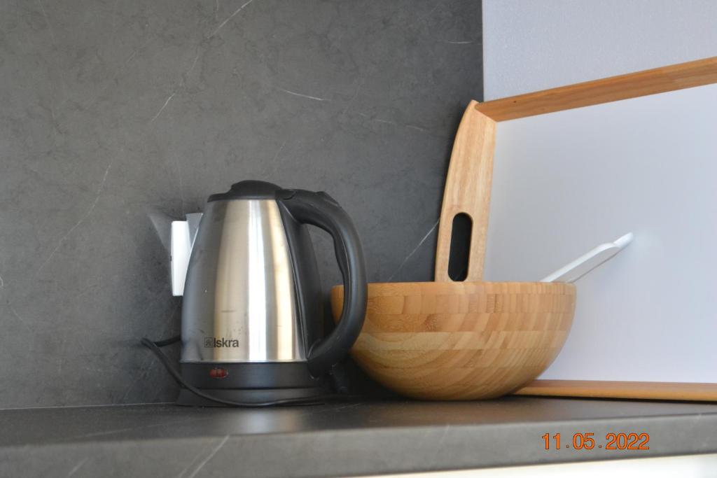 Příslušenství pro přípravu čaje a kávy v ubytování Ocean View Apartements Murine