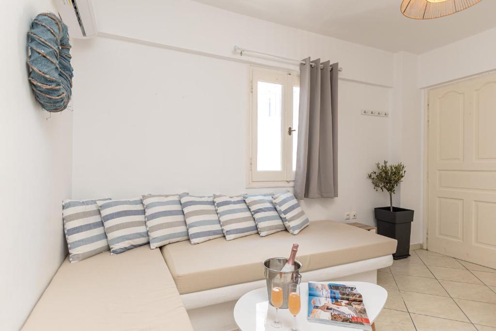 - un salon avec un canapé et une table dans l'établissement GRotta Carpe Diem, à Naxos Chora