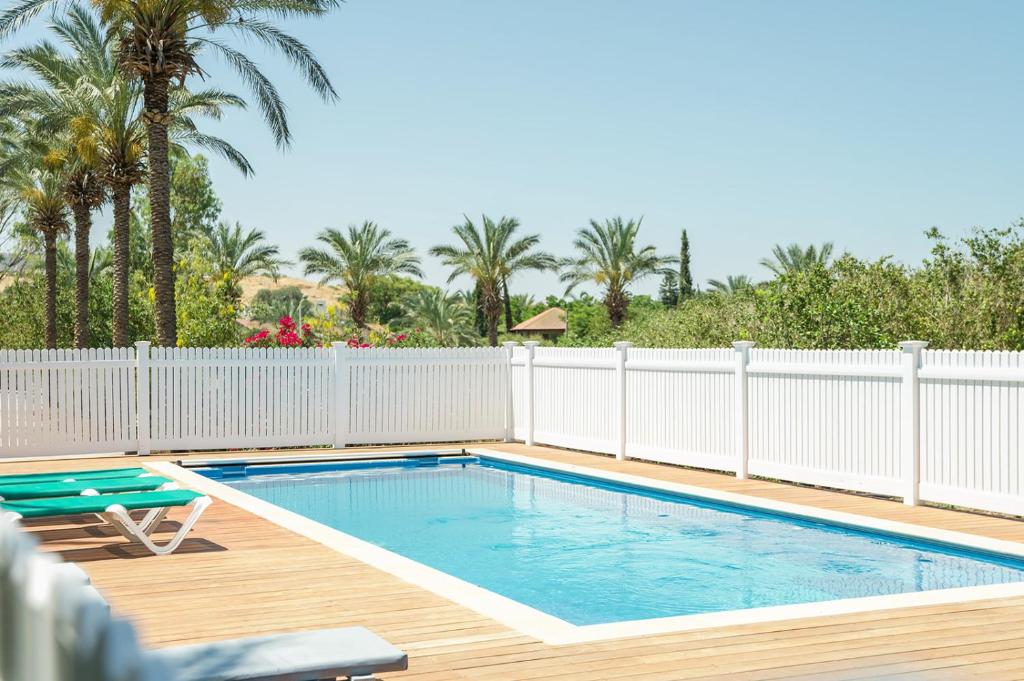 Bazén v ubytování Naomi's place הבית של נעמי nebo v jeho okolí