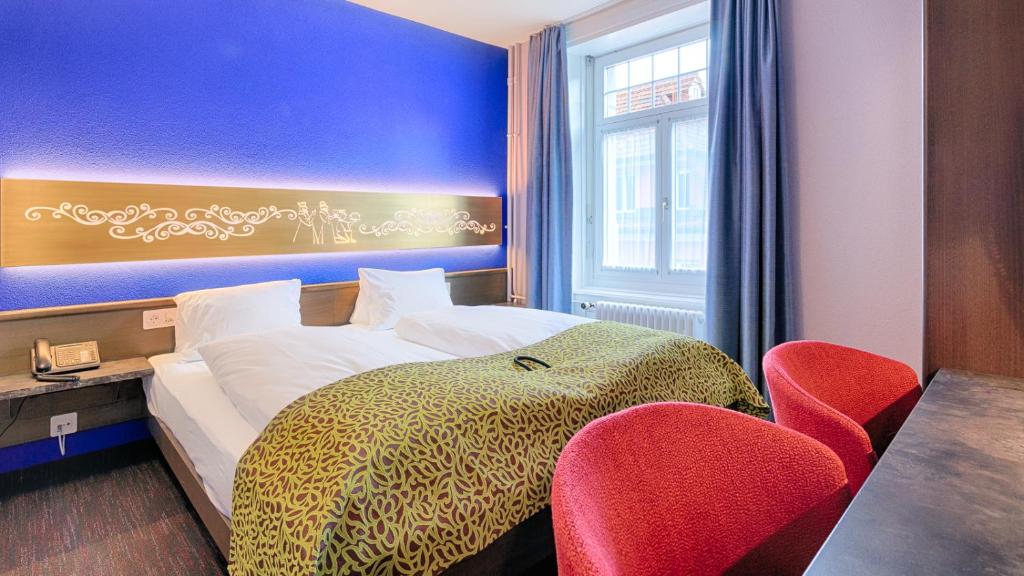 Postel nebo postele na pokoji v ubytování Hotel Drei Könige Luzern