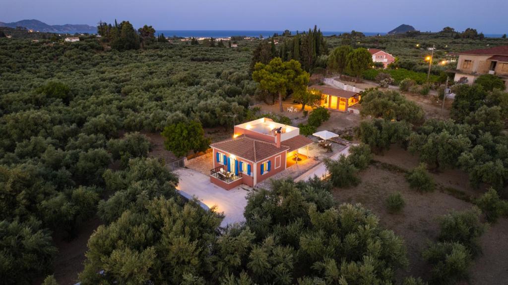 una vista aerea di una casa in un campo di Casa Regina a Lithakia