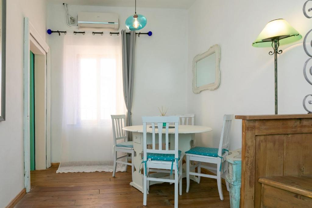 Pokój ze stołem, krzesłami i oknem w obiekcie Casa del Pescatore w mieście Piombino