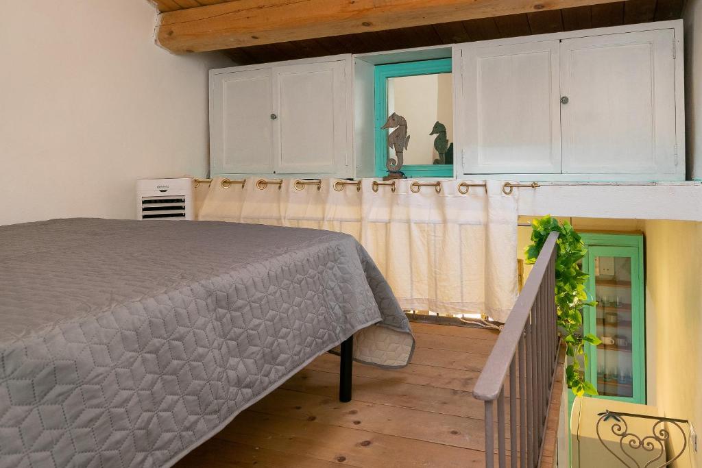 sypialnia z łóżkiem i oknem w obiekcie Casa del Pescatore w mieście Piombino