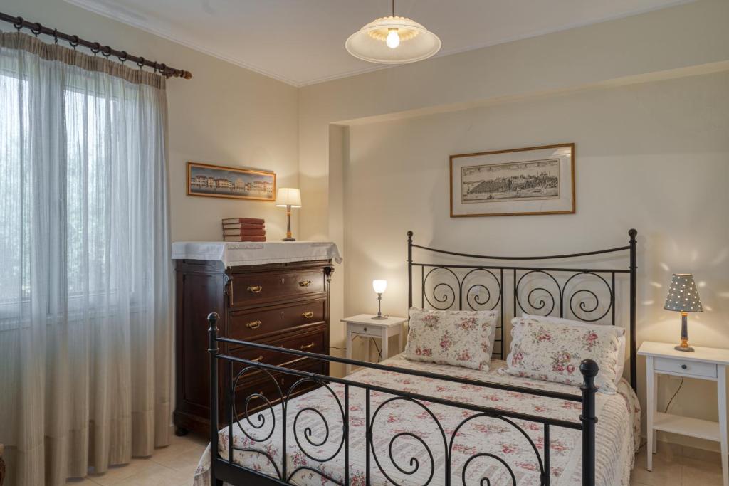 A bed or beds in a room at Casa Regina - 5min to Beach - Peaceful Retreat
