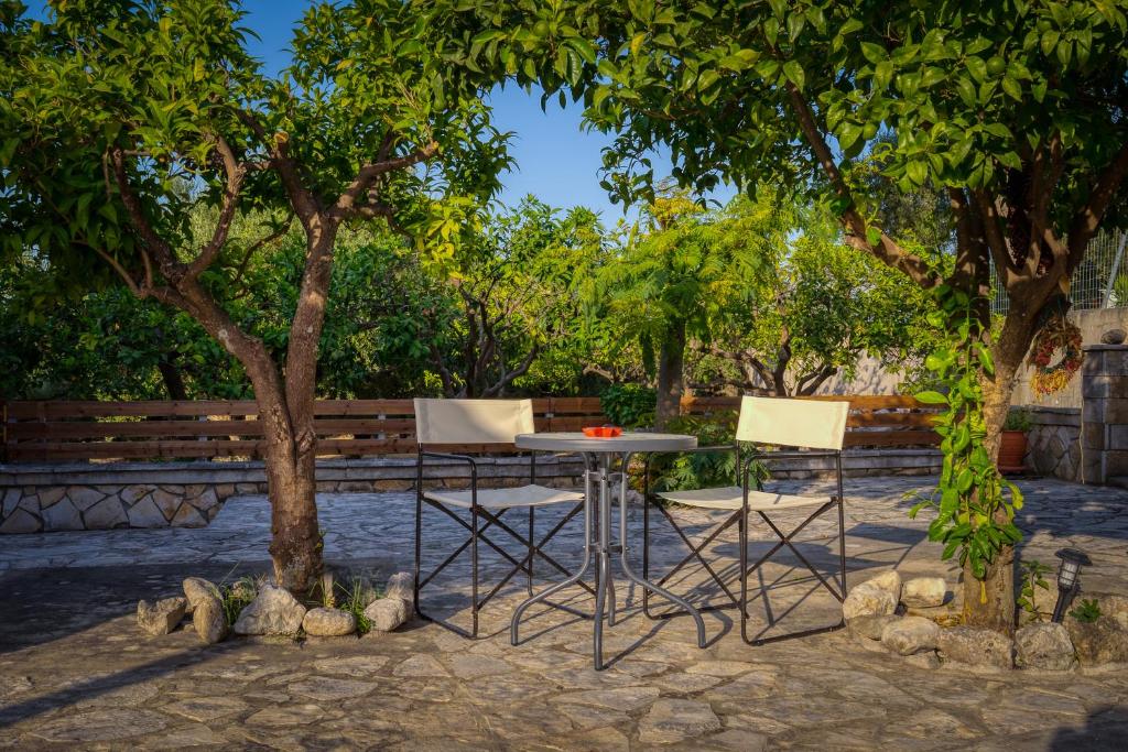 A garden outside Casa Regina - 5min to Beach - Peaceful Retreat