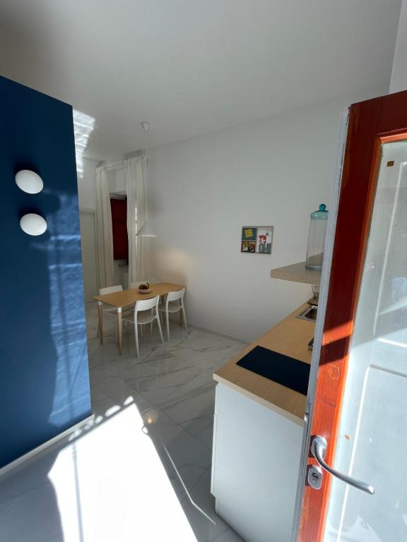Kuchnia lub aneks kuchenny w obiekcie Pierrot e la Luna House Salerno Centro