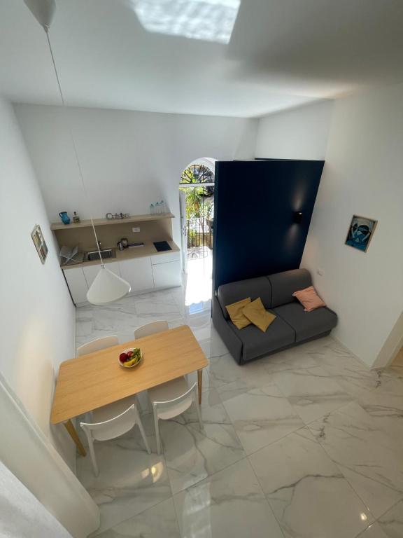 Telewizja i/lub zestaw kina domowego w obiekcie Pierrot e la Luna House Salerno Centro