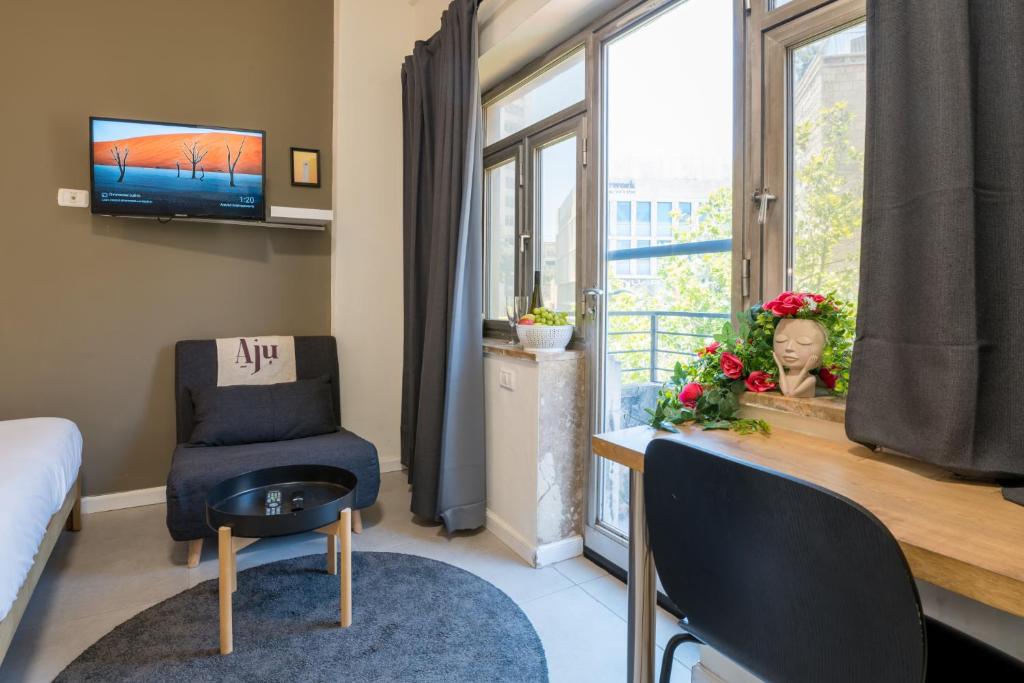 TV a/nebo společenská místnost v ubytování Aju Ben Yehuda 23
