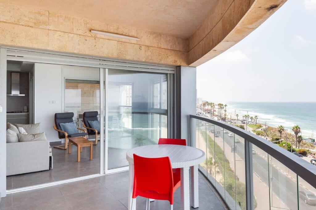 Imagen de la galería de O&O Group - Stunning Sea View 3 BR Apartment Iconic Tower, en Bat Yam