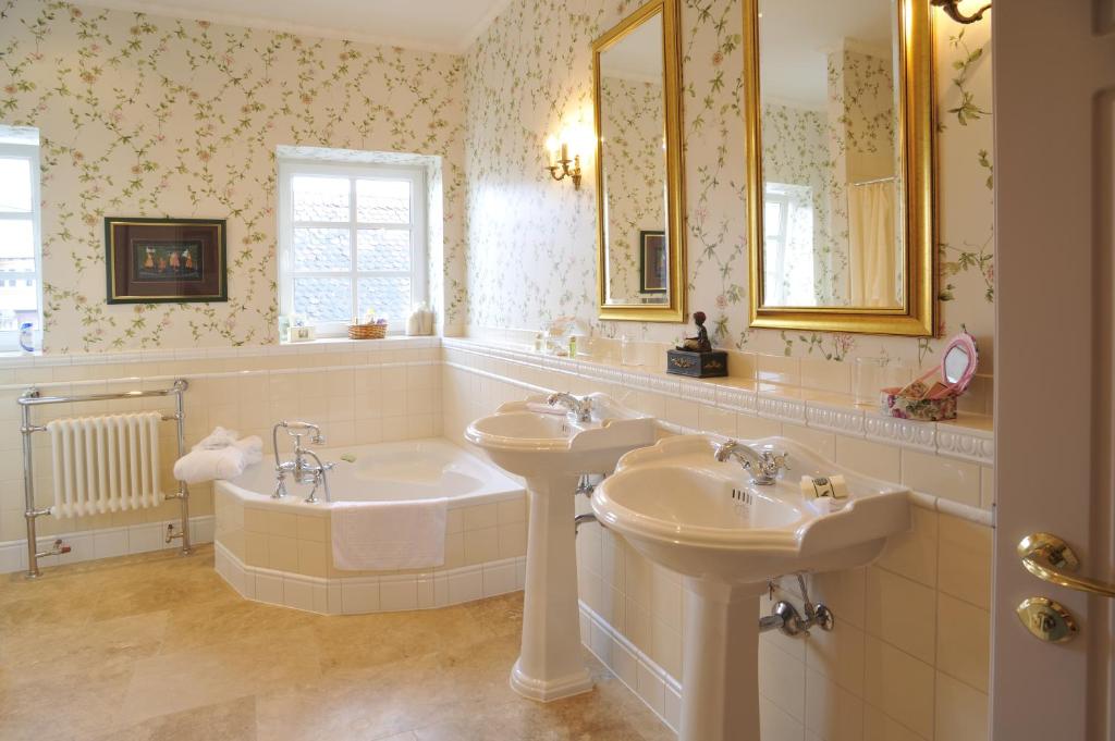 Koupelna v ubytování Hotel Goldener Anker