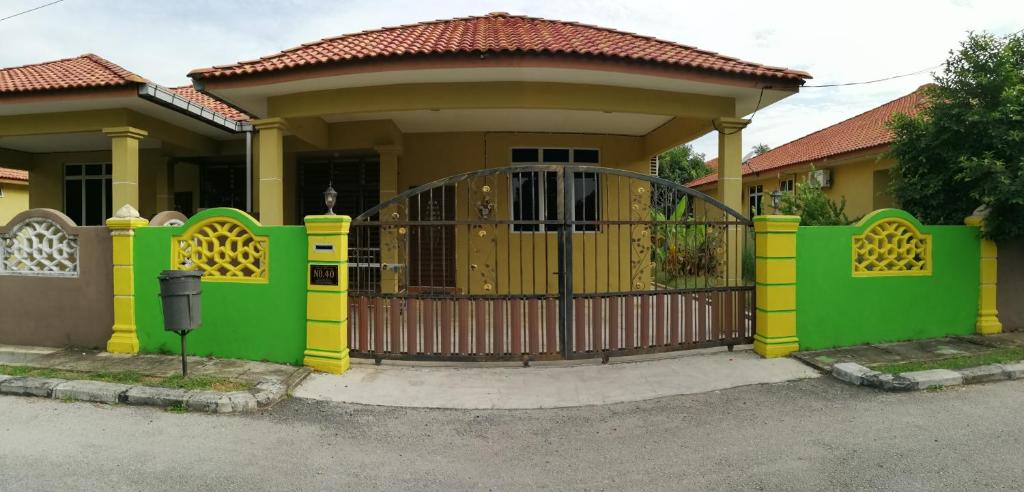 een groene poort voor een huis bij AsSyifa Homestay Dungun in Dungun