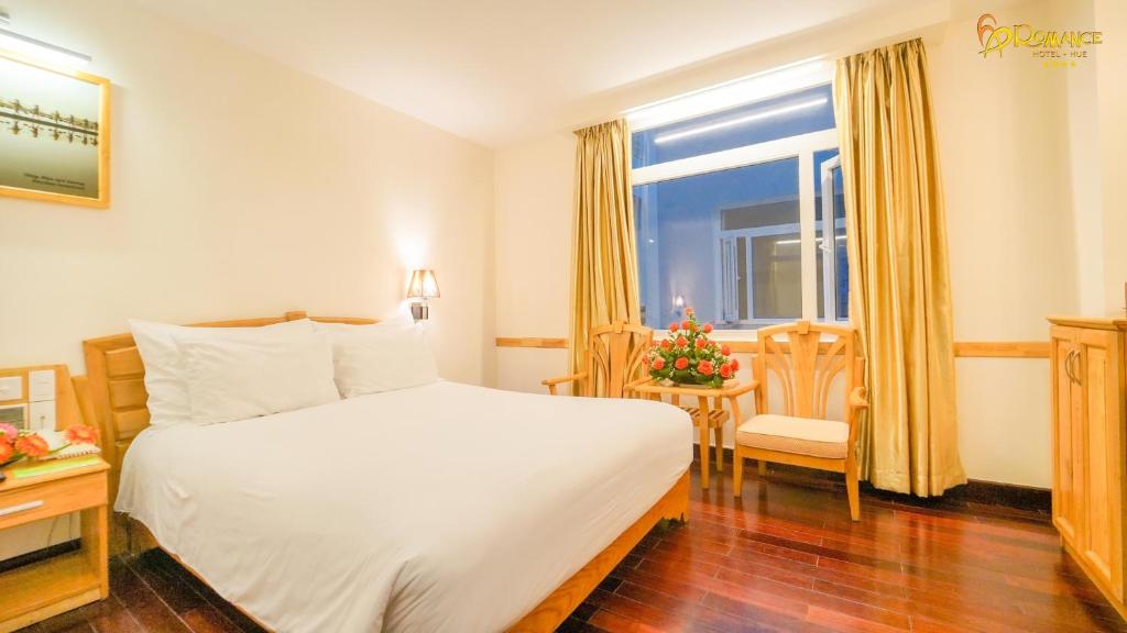 Giường trong phòng chung tại Romance Hotel