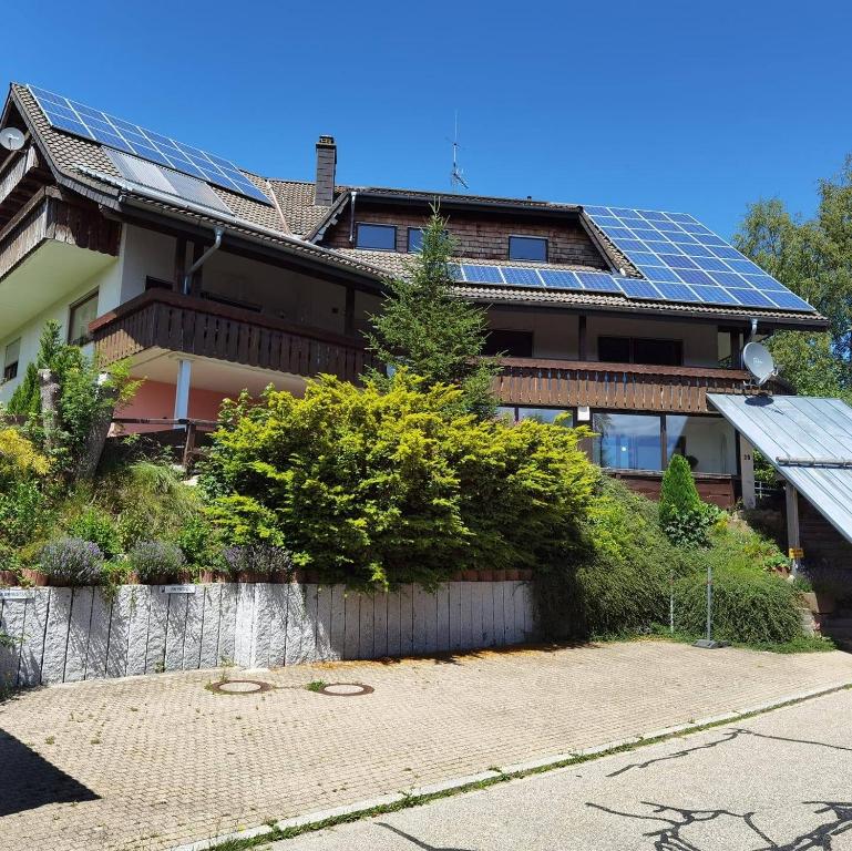une maison avec des panneaux solaires sur le toit dans l'établissement Ferienhaus Samy, à Feldberg