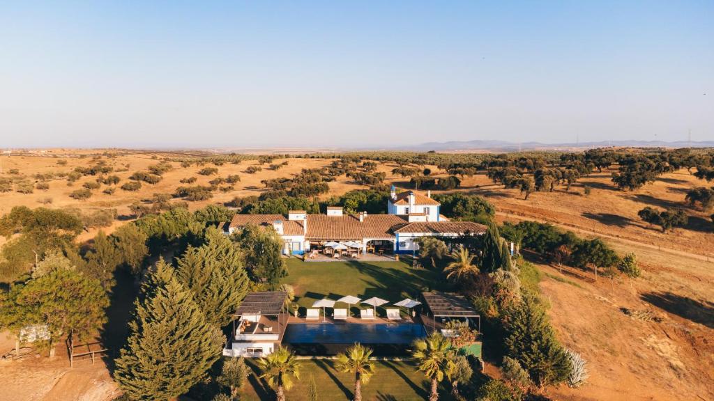 uma vista aérea de uma casa no meio de um campo em Vale Do Manantio em Moura