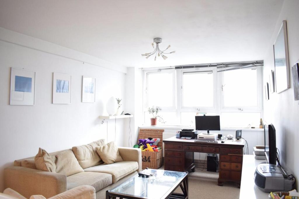Zona d'estar a Light and Airy 2 Bed Flat in the Heart of London