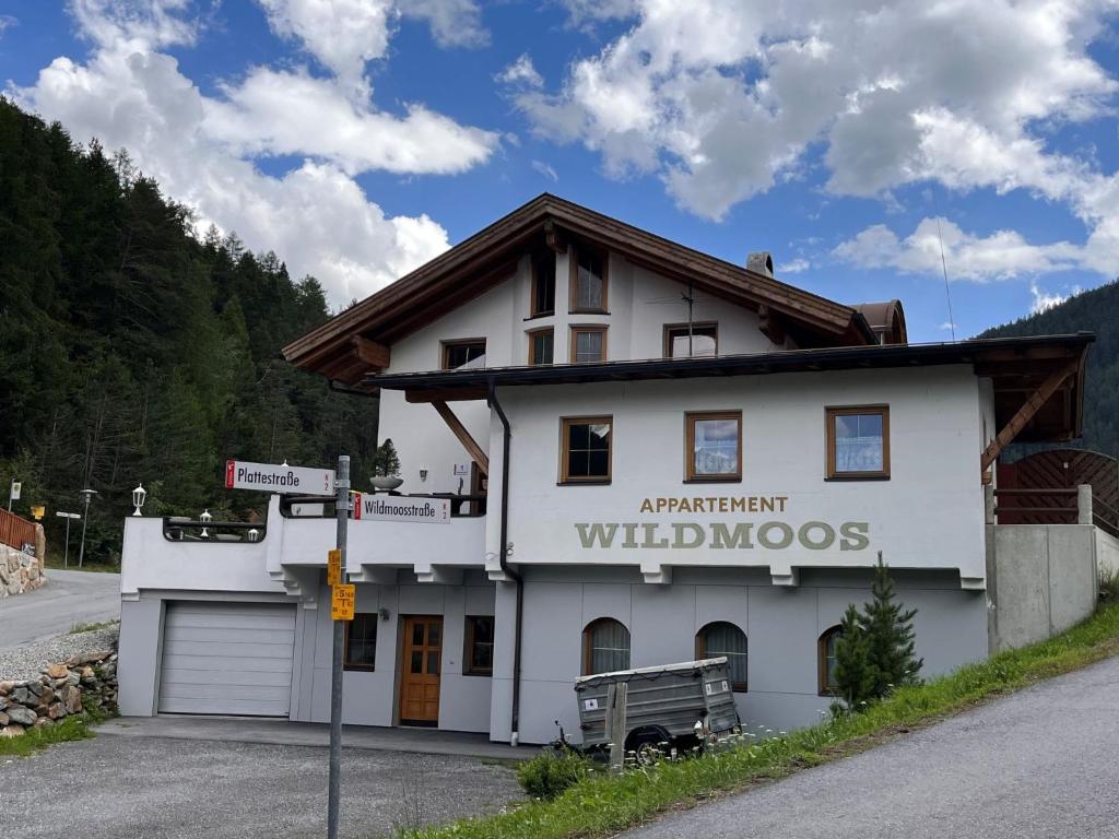 un edificio blanco con un cartel en el costado en Apartment Appartment Wildmoos - SOE316 by Interhome, en Sölden