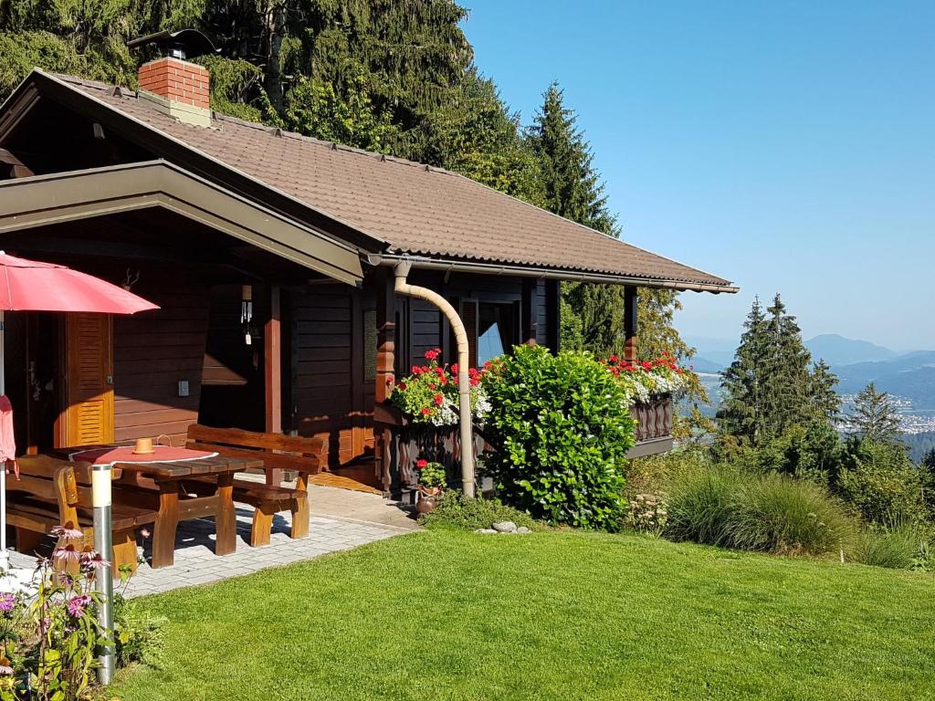 una casa con una mesa de picnic en el patio en Chalet Saurachberghütte - FEK100 by Interhome, en Himmelberg