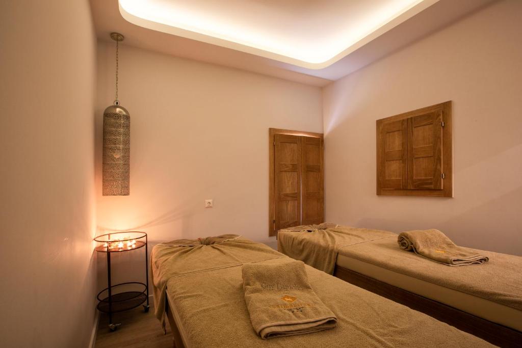 Postel nebo postele na pokoji v ubytování Samian Mare Hotel, Suites & Spa