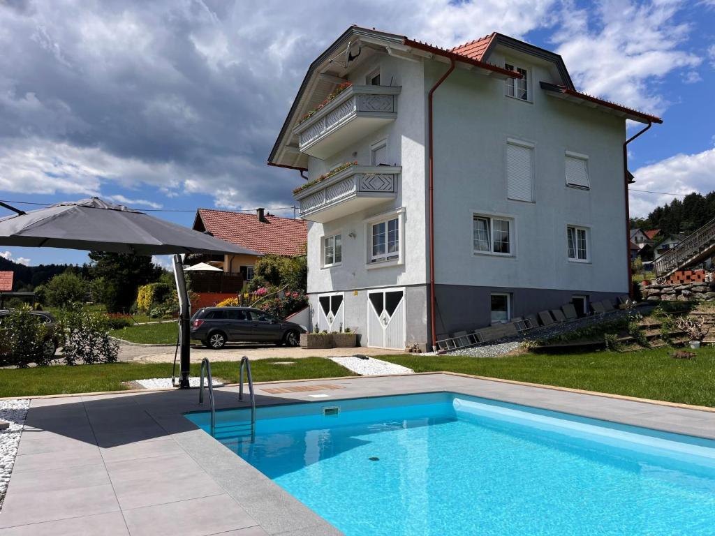 Bazén v ubytovaní Apartment Frank-1 by Interhome alebo v jeho blízkosti