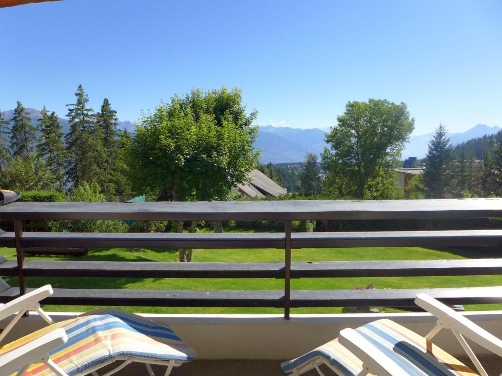 een balkon met stoelen en uitzicht op de bergen bij Apartment Cransalpin-4 by Interhome in Vermala