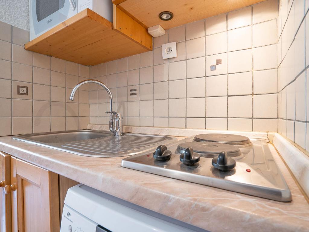Kuchyň nebo kuchyňský kout v ubytování Apartment Cime de Caron 2701 by Interhome
