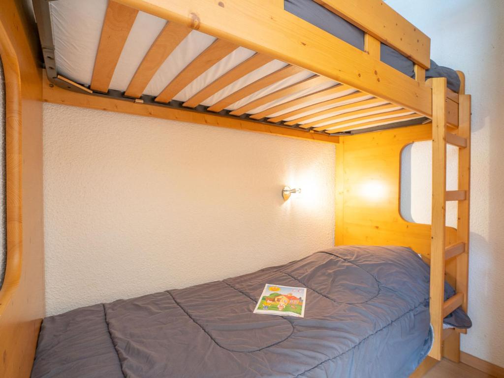 Postel nebo postele na pokoji v ubytování Apartment Cime de Caron 2701 by Interhome
