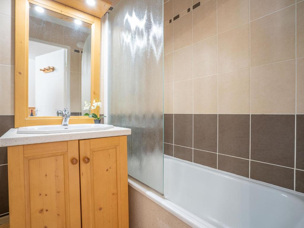 Koupelna v ubytování Apartment Cime de Caron 2701 by Interhome