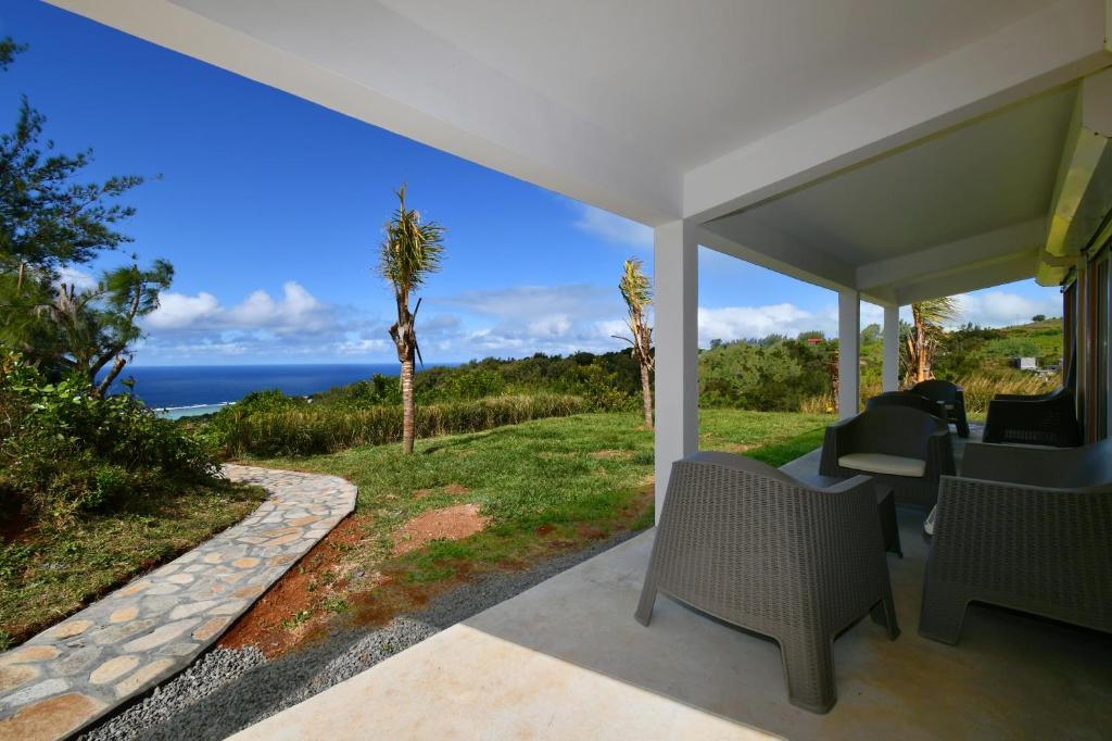 d'une terrasse avec des chaises et une vue sur l'océan. dans l'établissement Zi Limon, à Rodrigues Island
