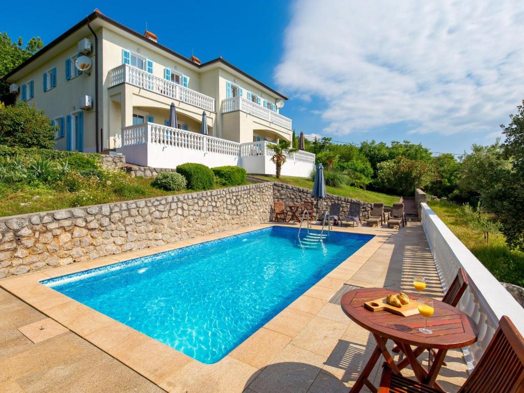 Bazén v ubytování Holiday Home Albertina-1 by Interhome nebo v jeho okolí
