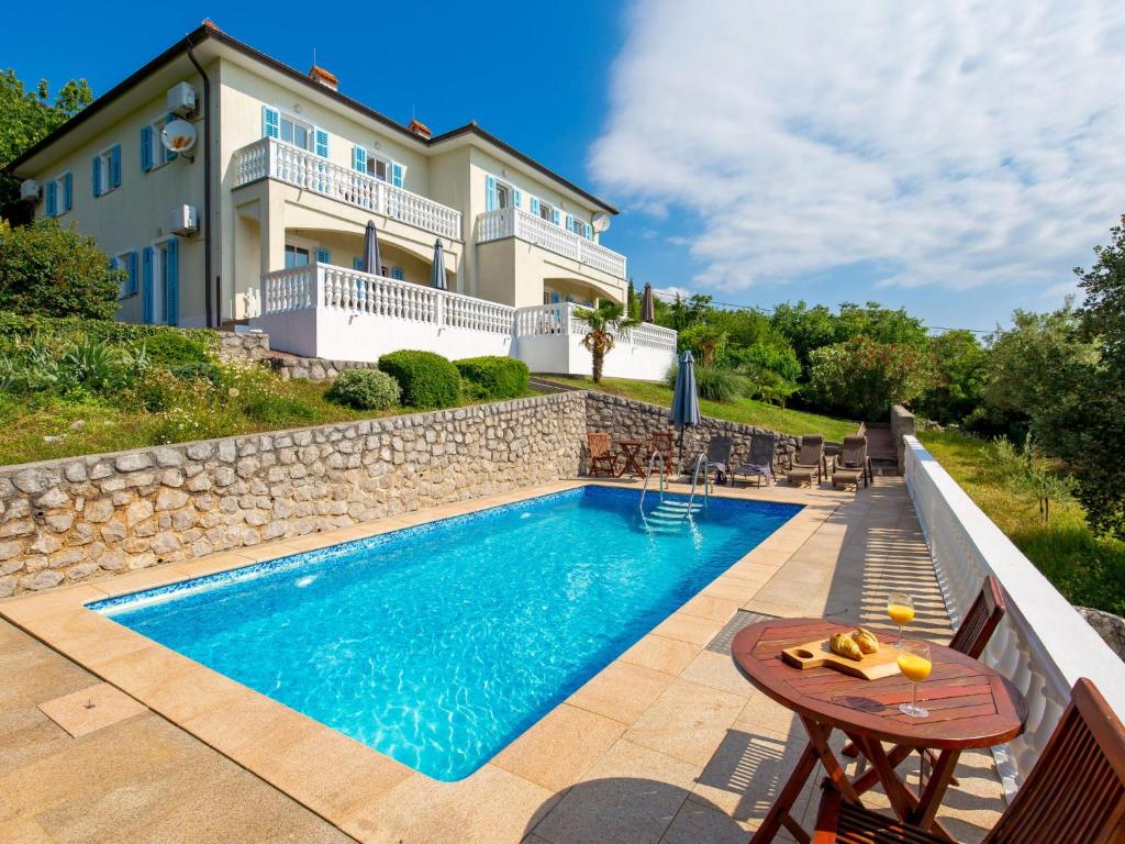 una piscina con mesa y sillas junto a una casa en Holiday Home Casa Albertina-1 by Interhome en Martina