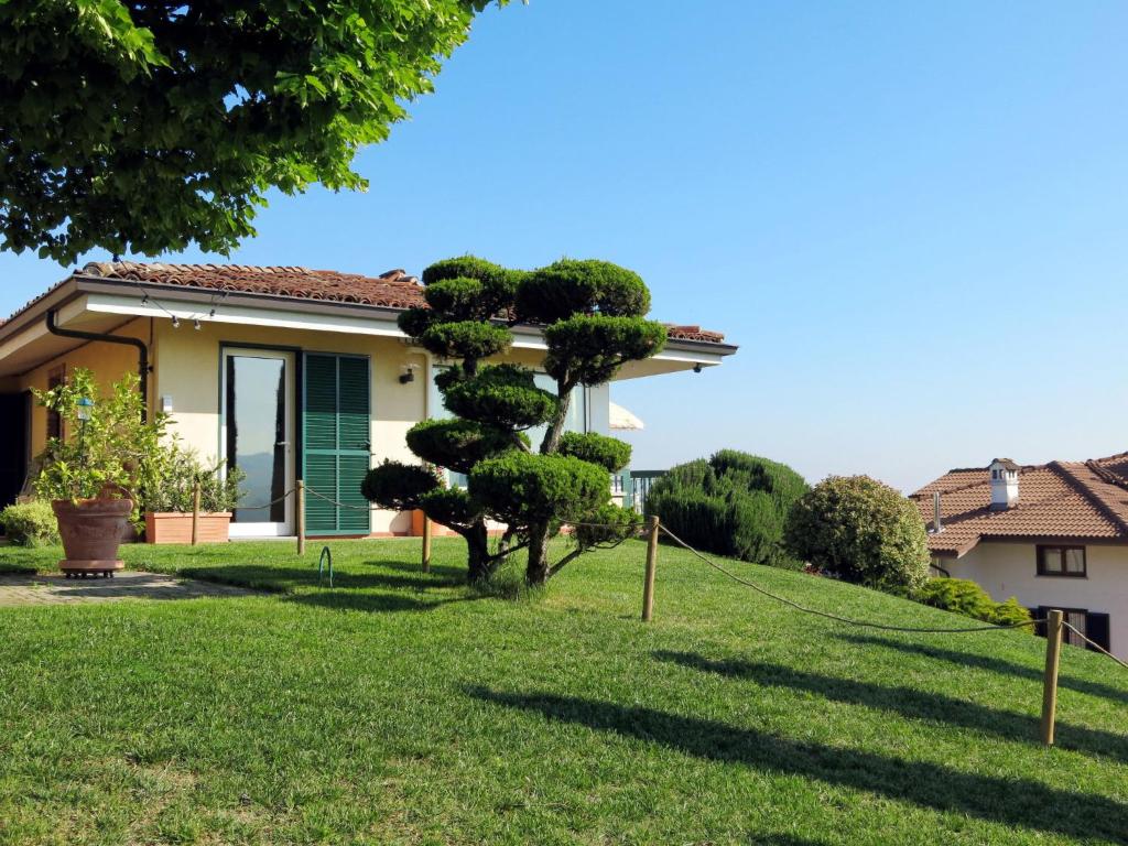 バローロにあるHoliday Home Baroncelli by Interhomeの庭の木のある家