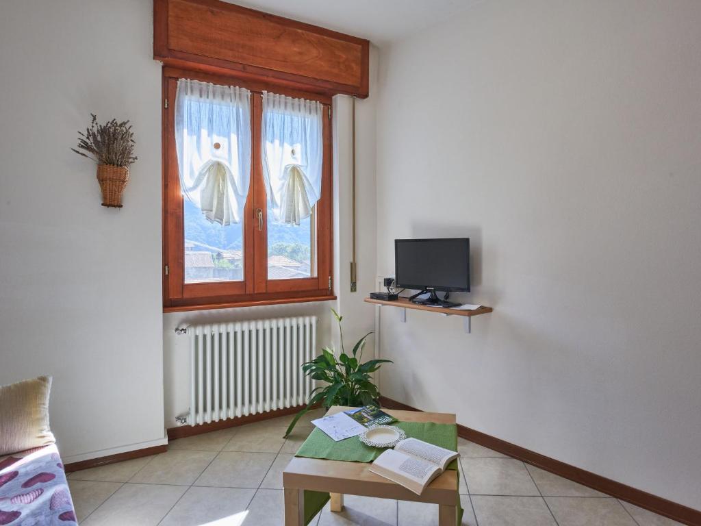 salon ze stołem i oknem w obiekcie Apartment Livo - GRV556 by Interhome w mieście Livo