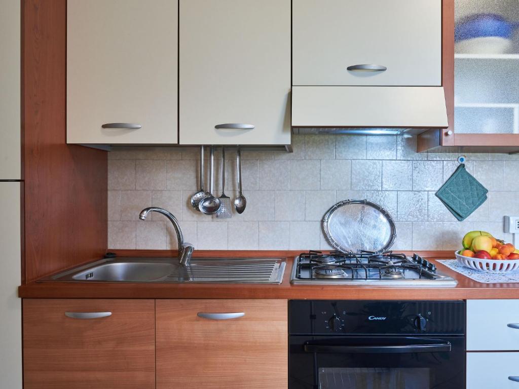 Kuchnia lub aneks kuchenny w obiekcie Apartment Livo - GRV556 by Interhome