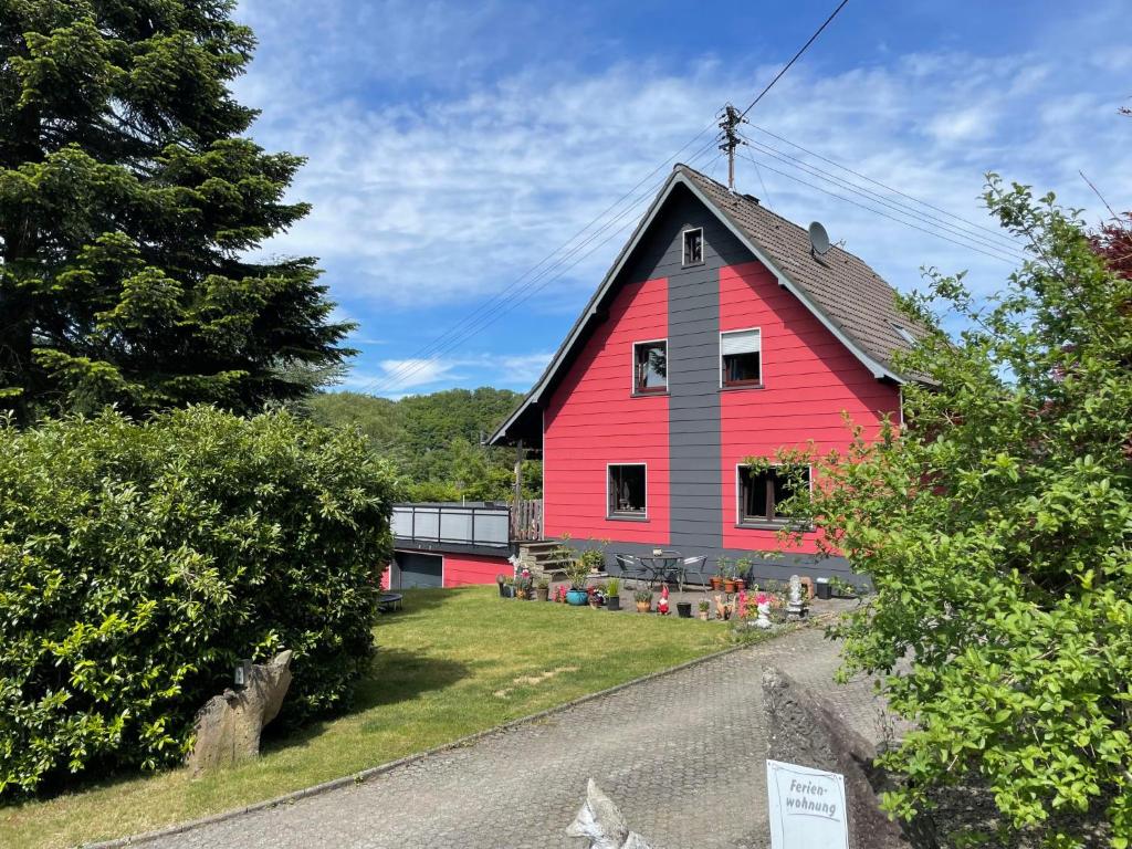 Une grange rouge avec une croix en haut dans l'établissement Apartment Gebauer-1 by Interhome, à Fuchshofen