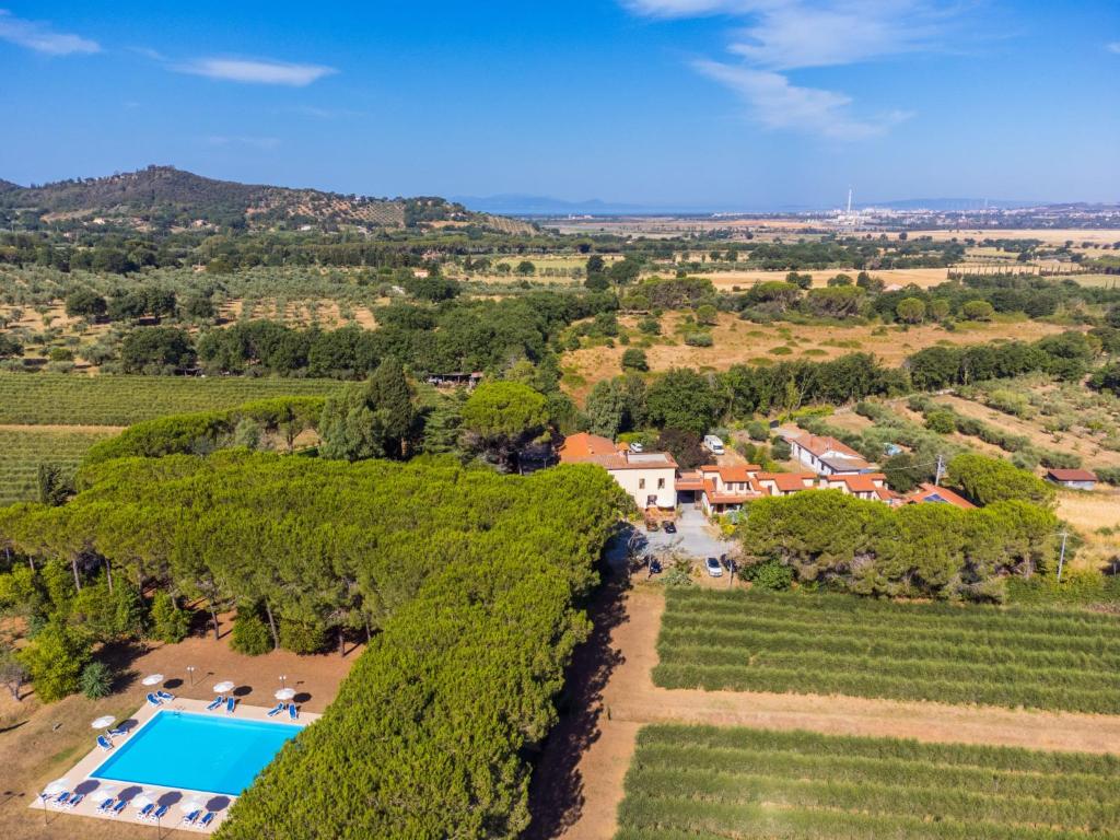 een luchtzicht op een landgoed met een zwembad in een wijngaard bij Holiday Home Bilocale - Ranch Hotel by Interhome in Scarlino