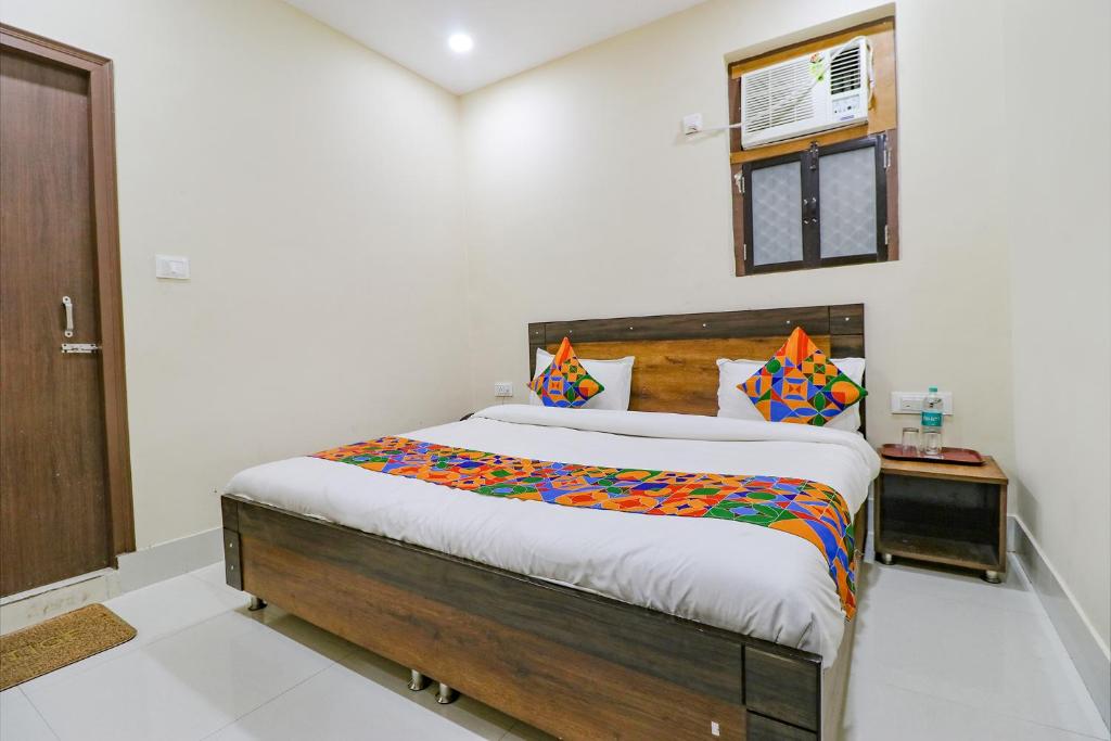 sypialnia z dużym łóżkiem w pokoju w obiekcie FabExpress Kartikey Inn w mieście Haridwar