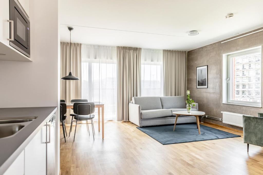 - un salon avec un canapé et une table dans l'établissement The More Hotel Västra Hamnen, à Malmö