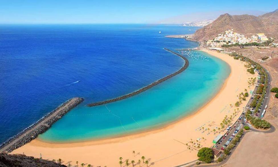 una vista aérea de la playa y del océano en Apartamento en primera línea de mar, las Teresitas, Santa Cruz de Tenerife, en San Andrés