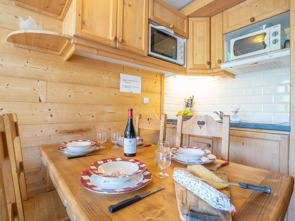 Kuchyň nebo kuchyňský kout v ubytování Apartment Lauzières 307 by Interhome