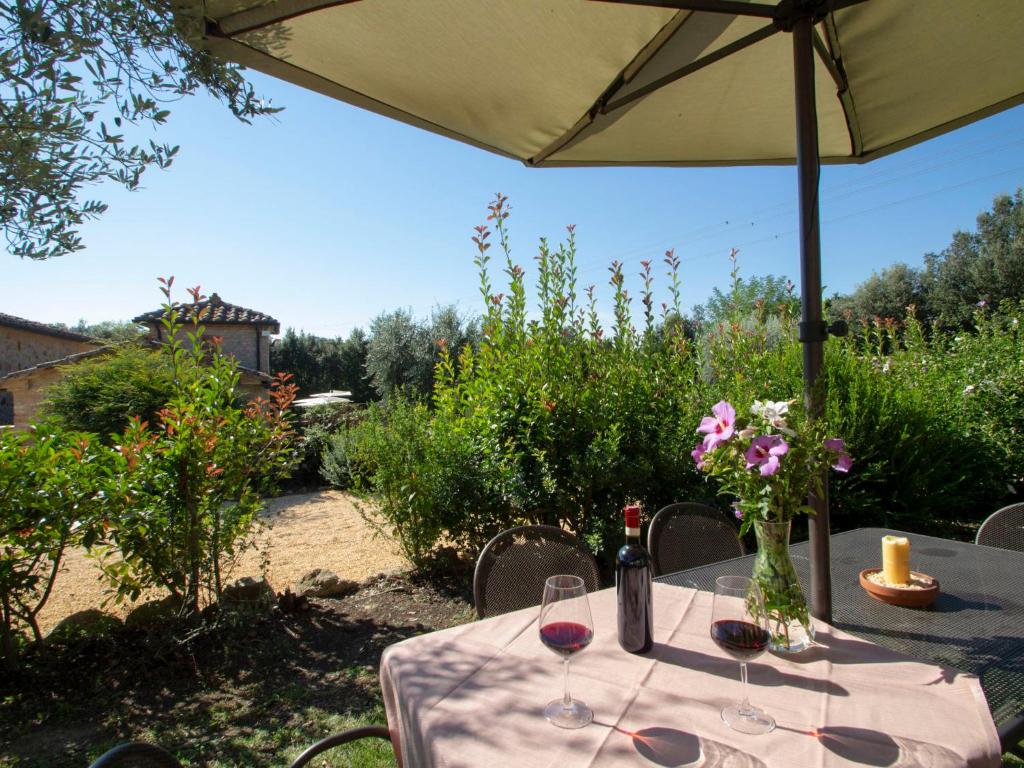 A garden outside Apartment Il Tino by Interhome
