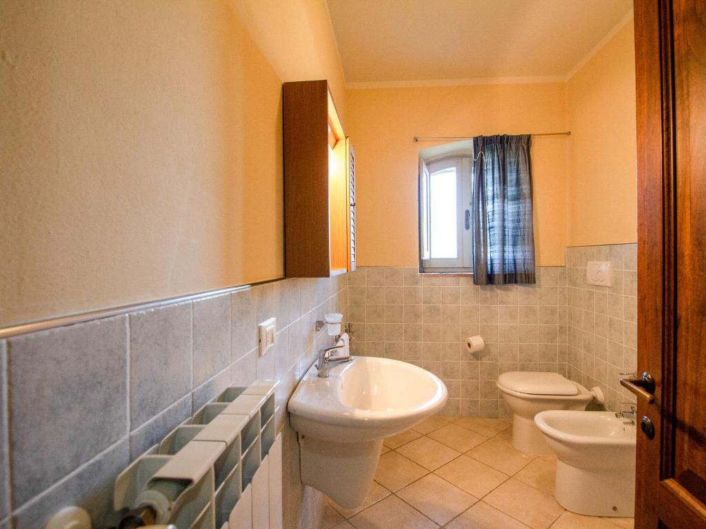 A bathroom at Apartment Il Tino by Interhome