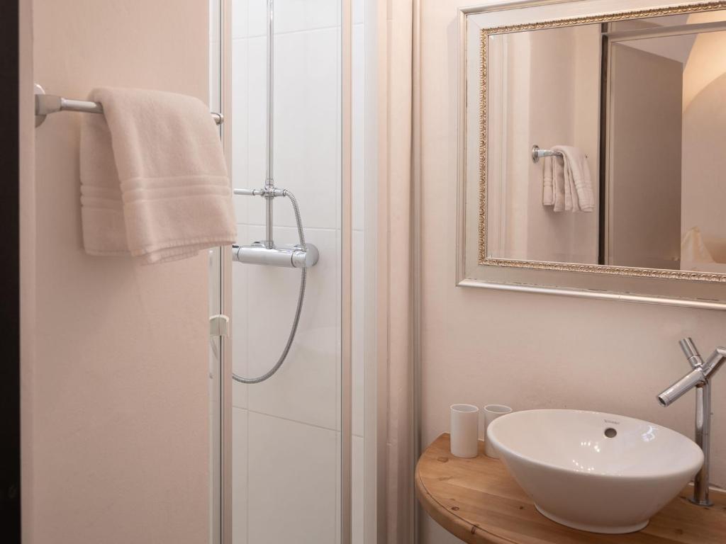 Koupelna v ubytování Apartment Chesa Chascharia 1 by Interhome
