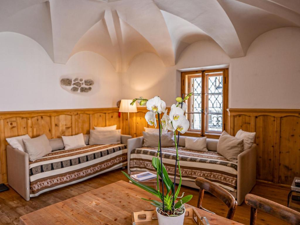 Posezení v ubytování Apartment Chesa Chascharia 1 by Interhome