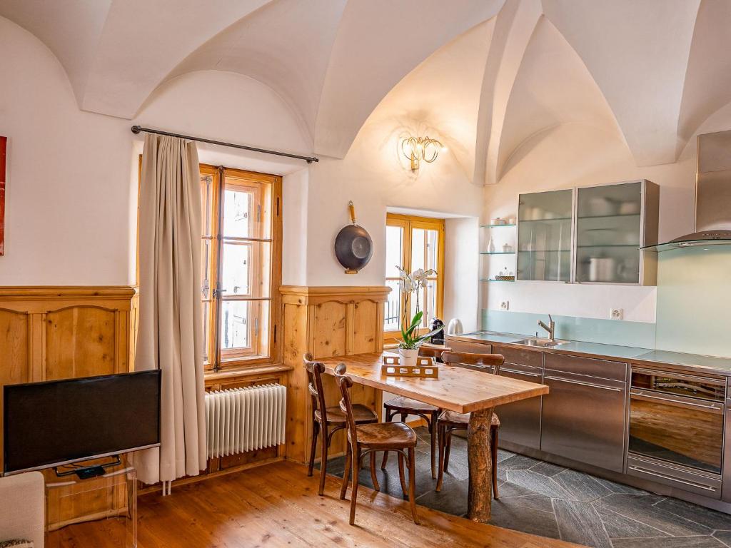 Kuchyň nebo kuchyňský kout v ubytování Apartment Chesa Chascharia 1 by Interhome