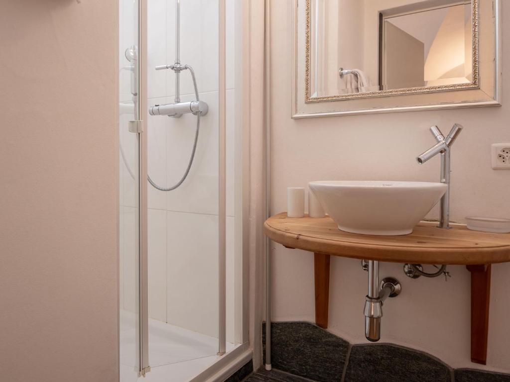 Koupelna v ubytování Apartment Chesa Chascharia 1 by Interhome