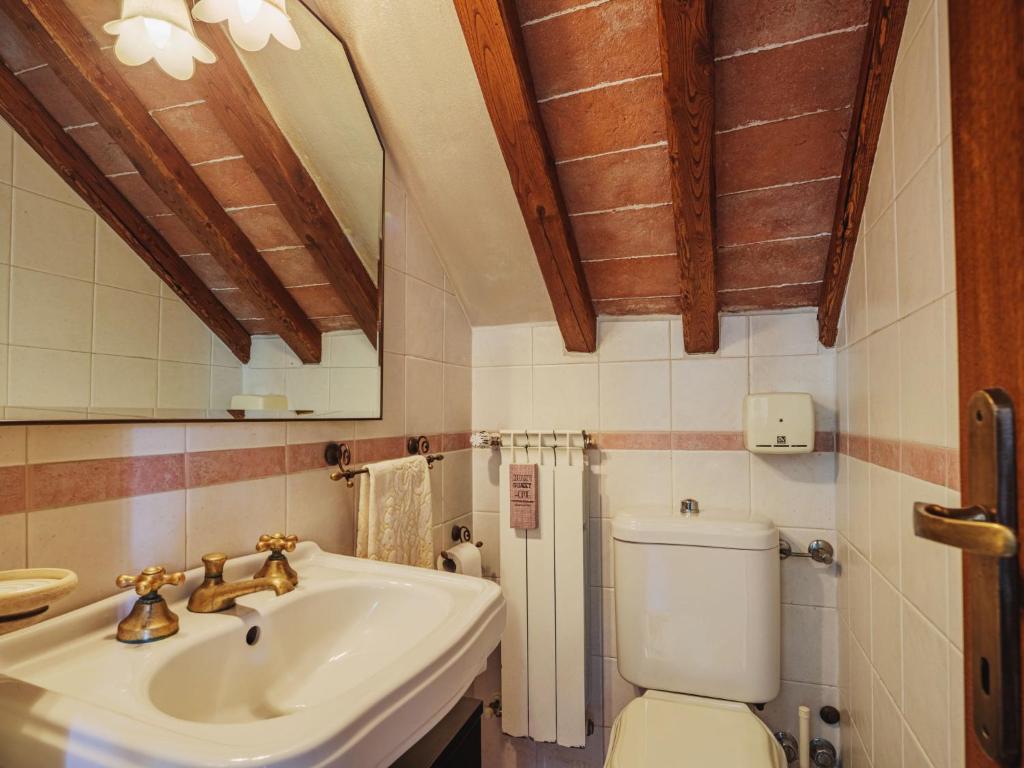 A bathroom at Holiday Home Narciso by Interhome